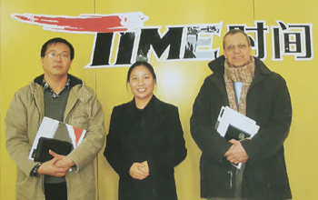Group photo of President Lin and customers